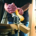 DW341K DeWALT 550 W – kompaktiškas siaurapjūklis su rankena viršuje