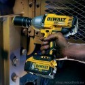 DCF899M2 DeWALT 18V smūginis veržliasukis (2x4.0 Ah)