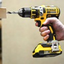 DCD790P2 DeWALT 18V suktuvas – gręžtuvas (2x5.0 Ah)